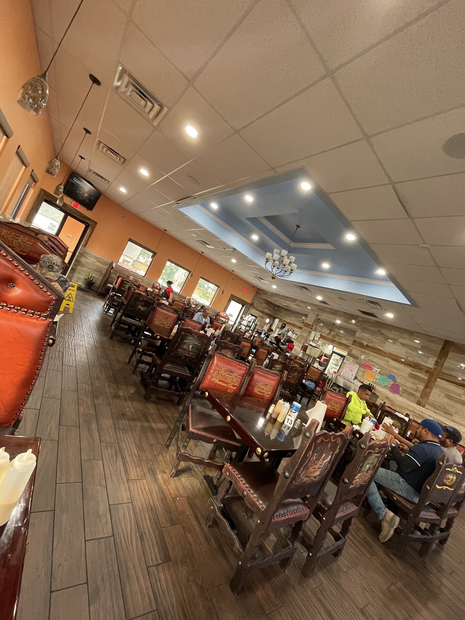 Busy dining room full of guests at El Alteño Mexican Food